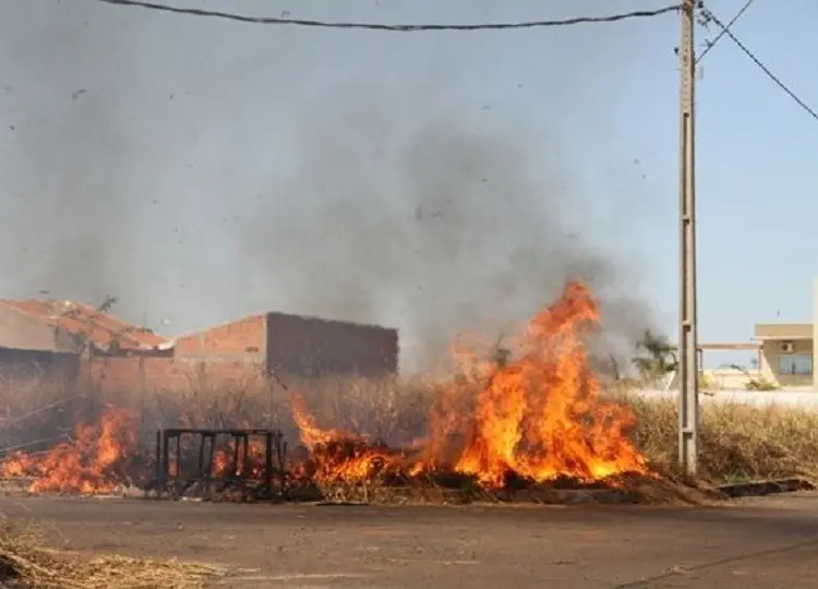 QUEIMADAS - Antes da fumaça tomar conta da cidade, o alerta é para prevenir