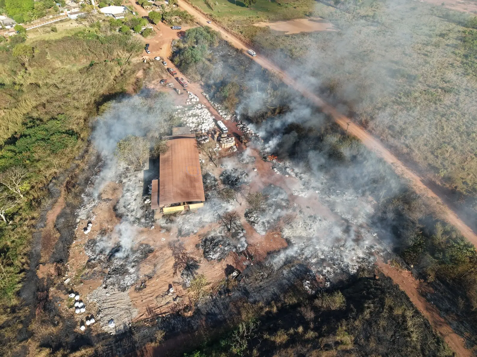 Ação integrada controla incêndio e evita que chamas avancem na Vila Princesa 