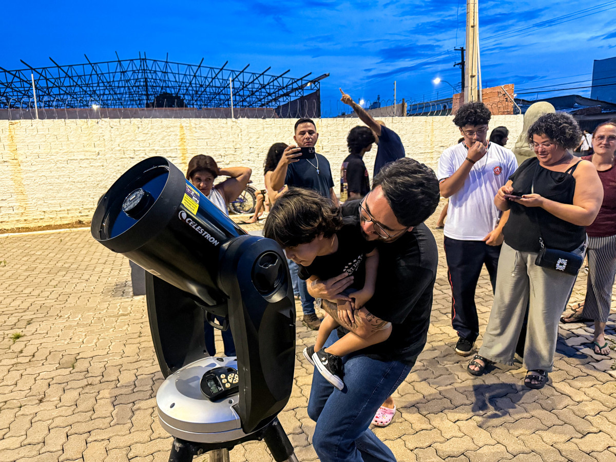 Ciência a céu aberto aproxima população do universo