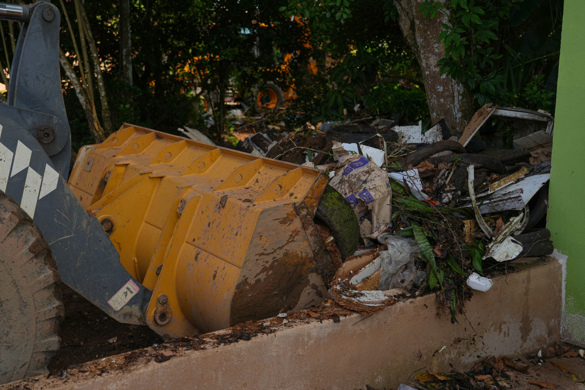 Ação integrada limpa terreno que acumulava lixo há anos na capital