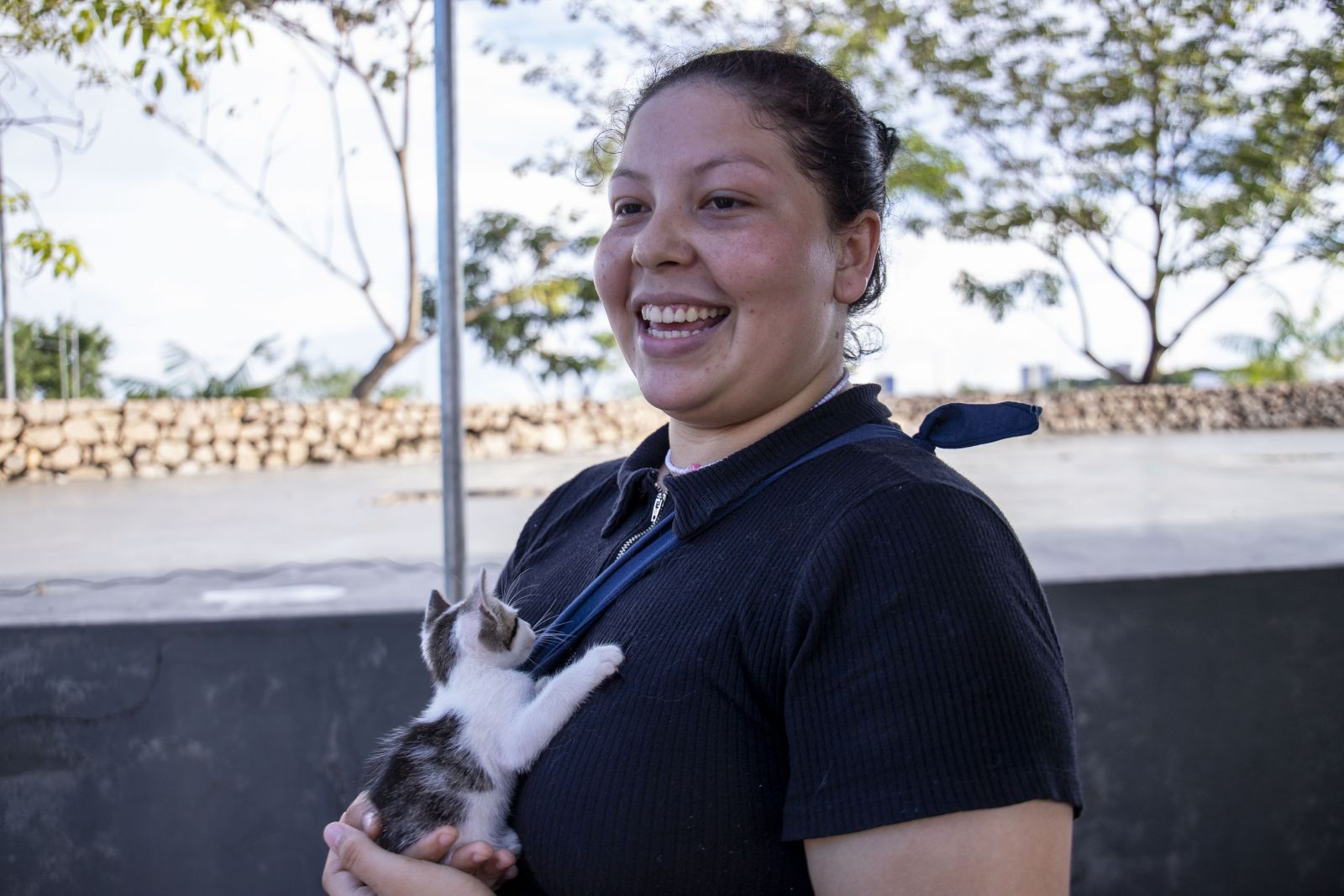 Roberta adotou dois filhotes: um cãozinho e um gatinho