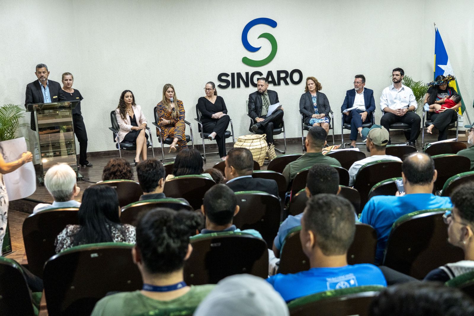 Participantes entre sociedade civil, governamental e instituições iniciaram os debates 