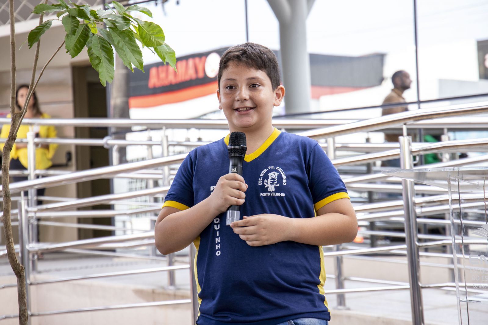 O aluno Elyahu Alves, 10 anos, discursou sobre a importância das árvores