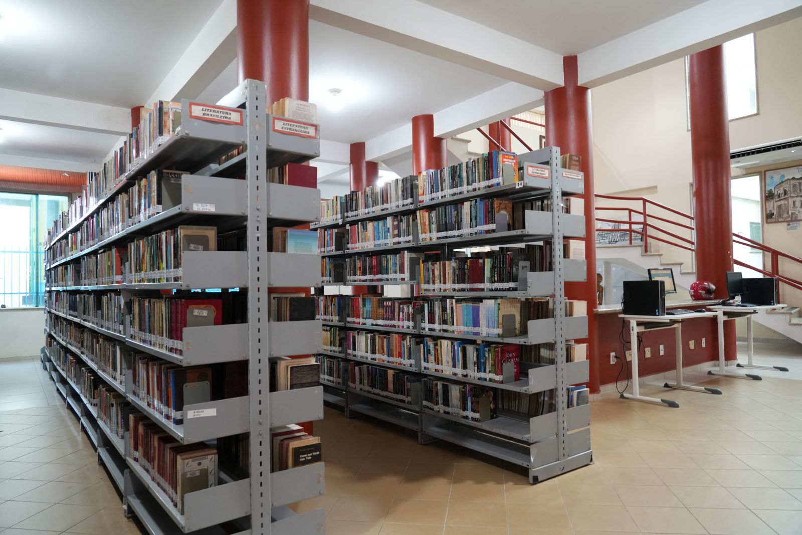 Acervo conta com cerca de 60 mil títulos, incluindo obras raras