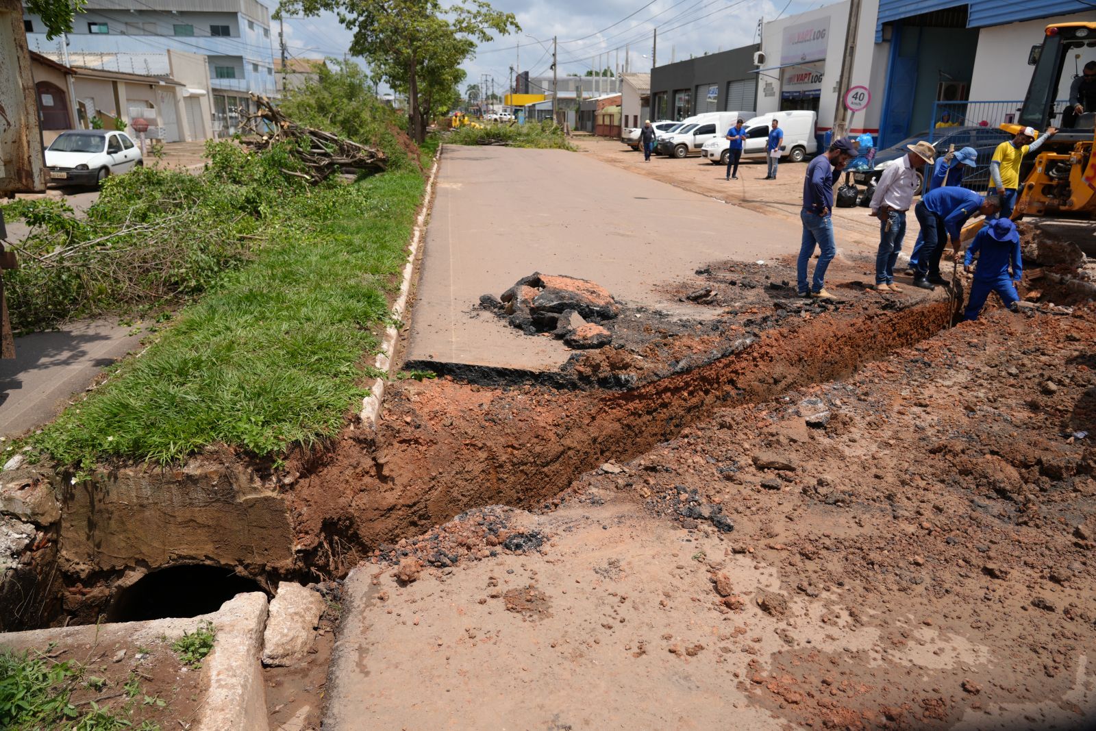 Redes centrais de boca de lobo estão sendo totalmente desobstruídas nesse ponto da avenida