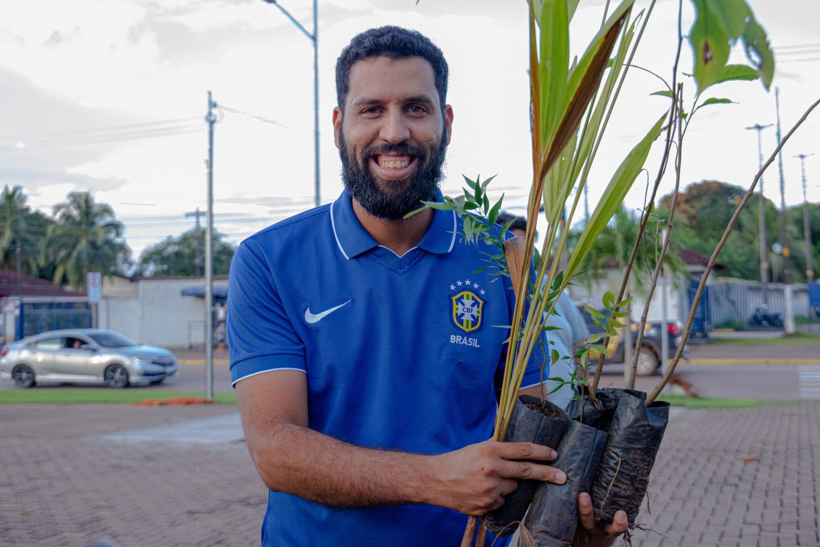 ​Guilherme, estudante de Gestão Ambiental, aproveitou e levou algumas unidades de Açaí, Biribá e Ingá