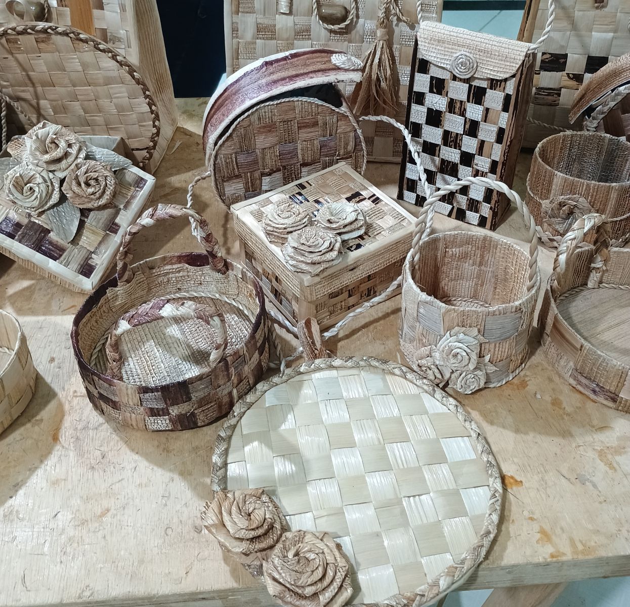 Artesãs utilizam o pseudocaule da bananeira como matéria-prima