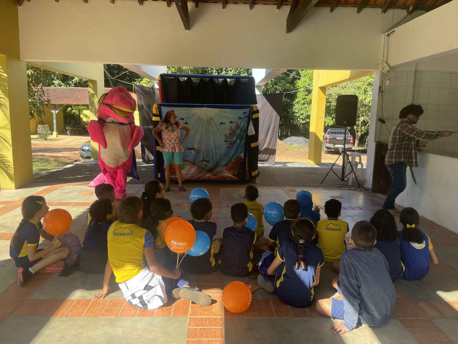 Os alunos se encantaram com a forma lúdica do teatro de fantoches e personagens infantis 