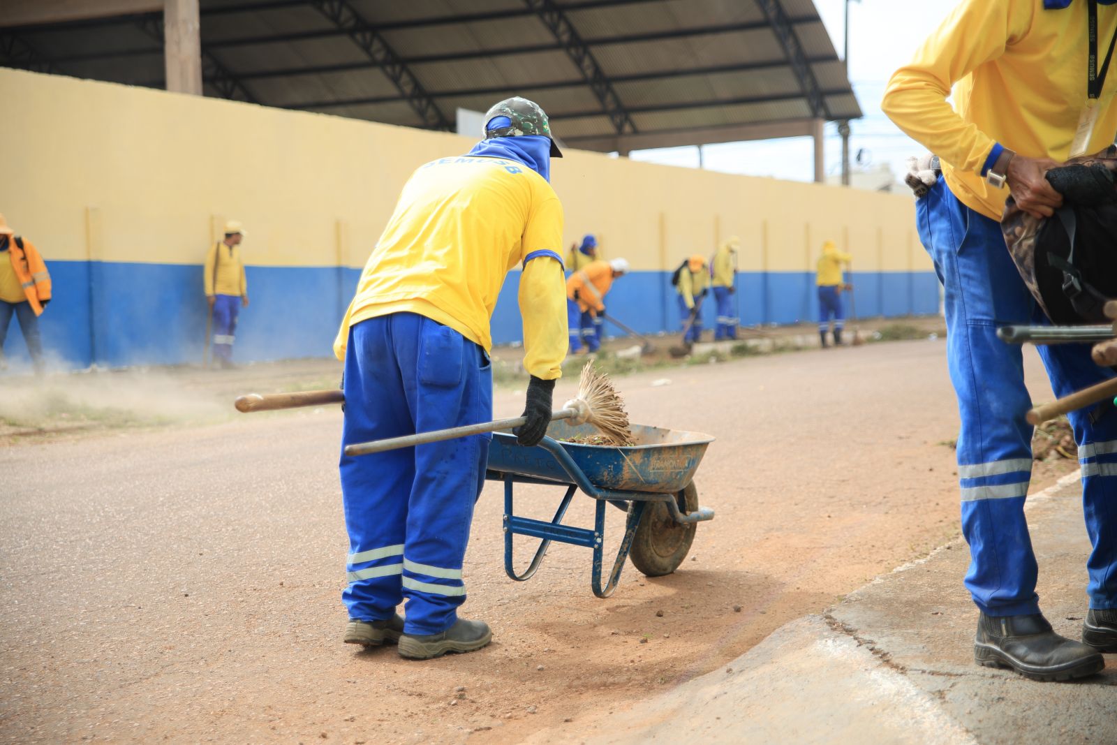 Equipes realizam capina, varrição mecanizada e recolhimento de resíduos para manter a cidade organizada