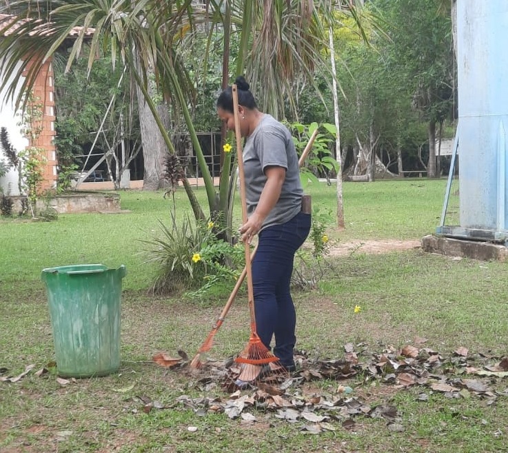 Estão sendo realizados serviços de roço, pintura, rastelagem, retirada de entulhos e lixos