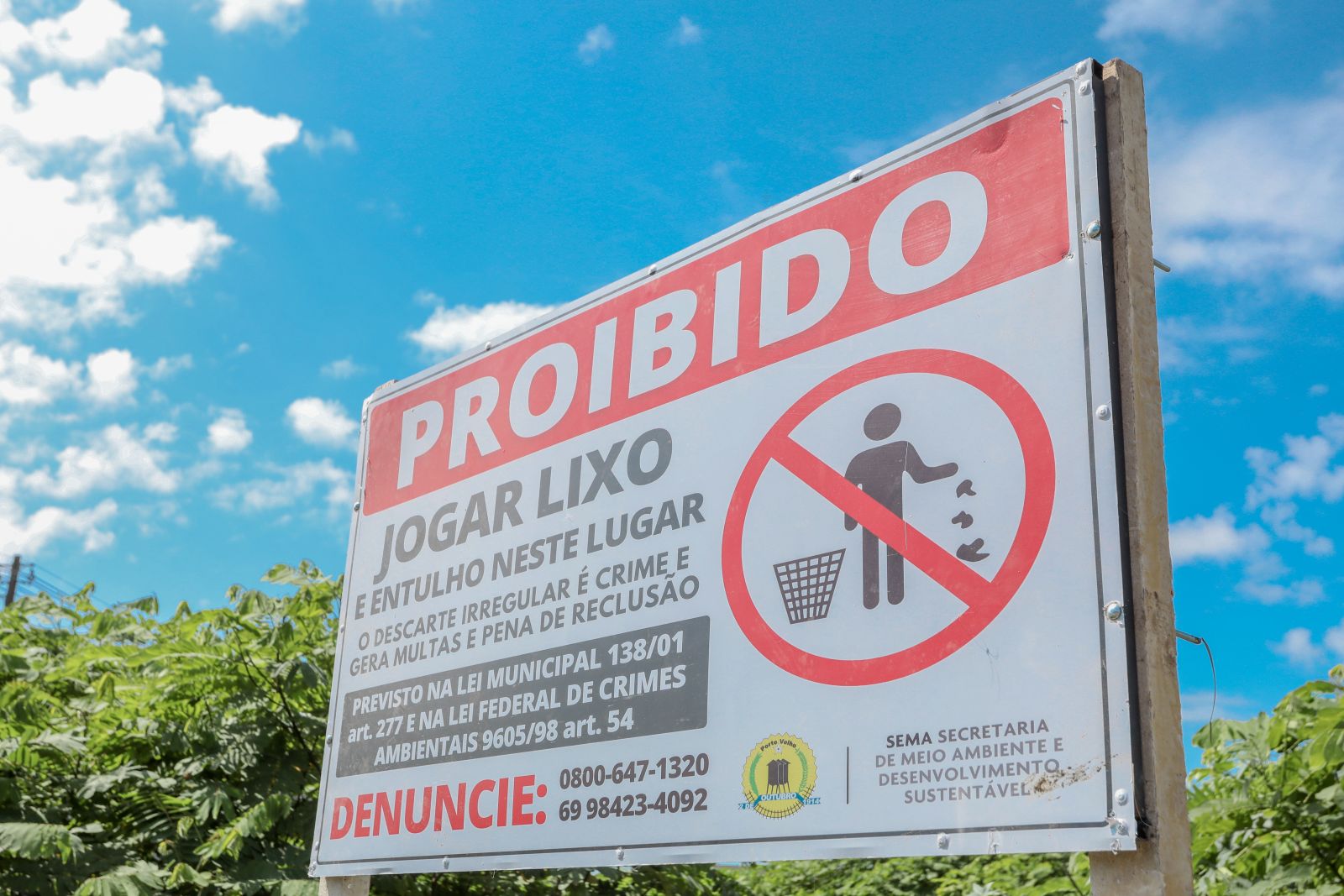 Placas indicam áreas de interesse ambiental e advertem sobre descarte ilegal de lixo 