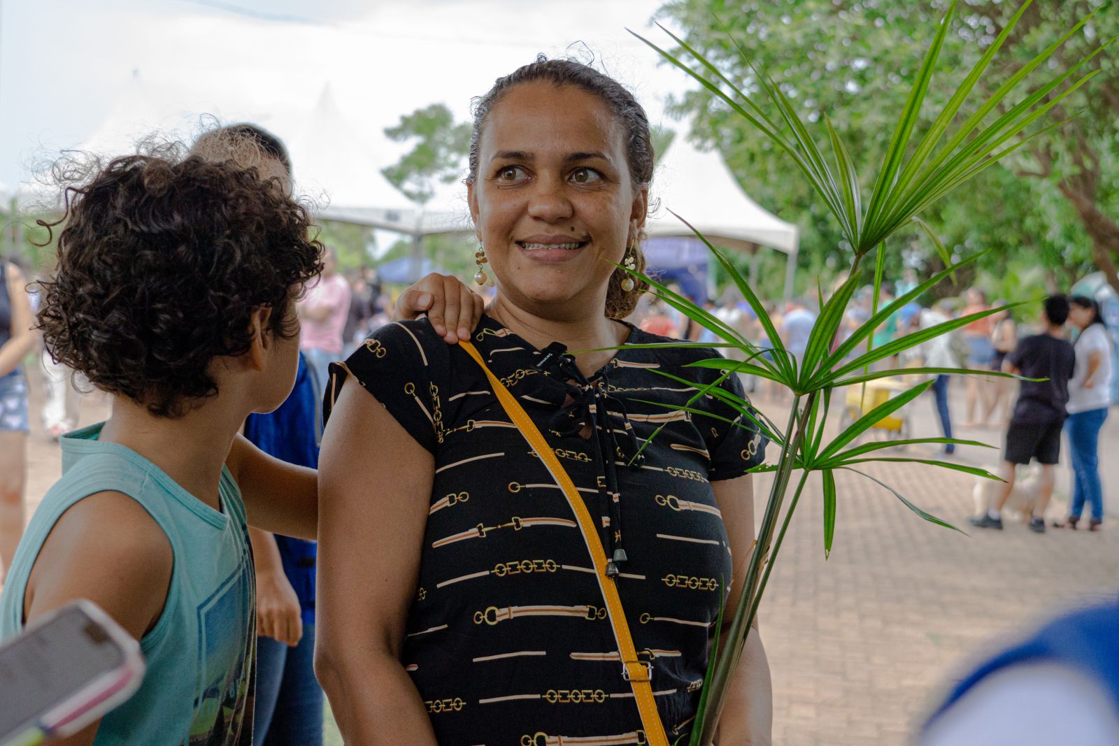 A professora Elisiane aproveitou para levar três mudas para plantar no quintal