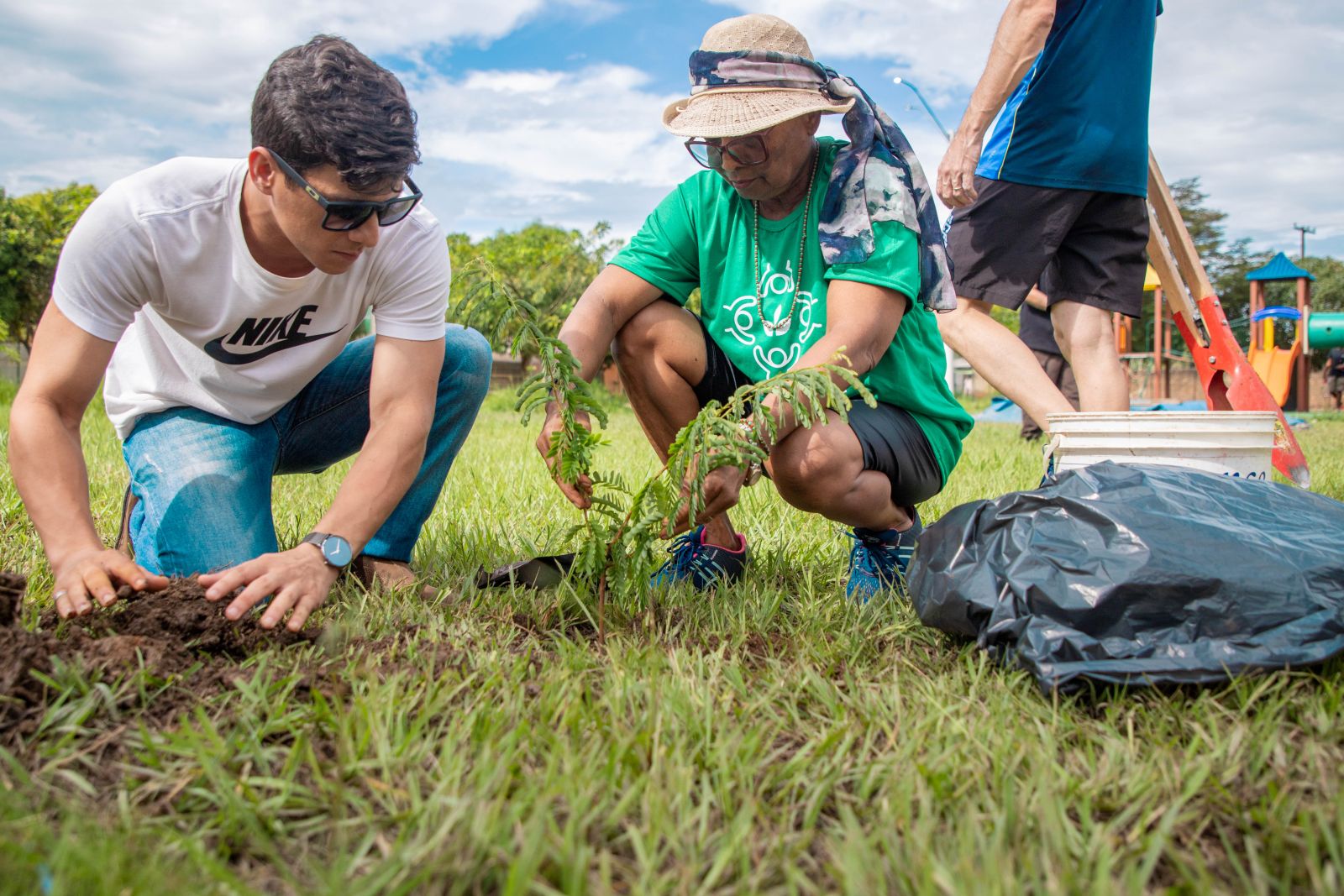 Voluntários e frequentadores do espaço puderam contribuir com o plantio