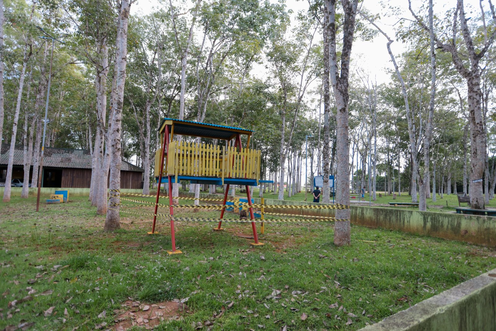 O playground será substituido por novos brinquedos plásticos para garantir mais segurança às crianças
