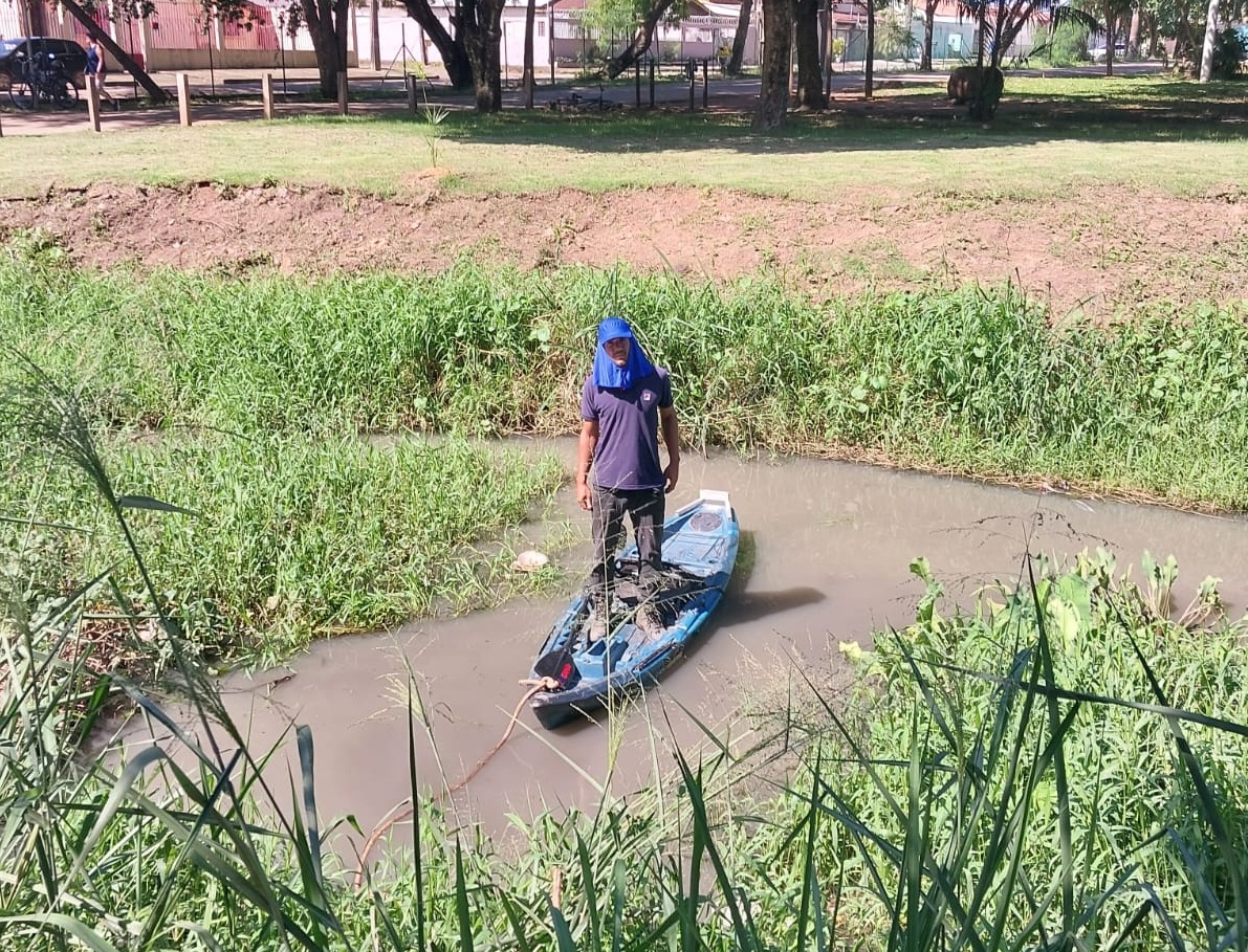 Com a utilização do caiaque é possível criar um canal para que a água possa fluir