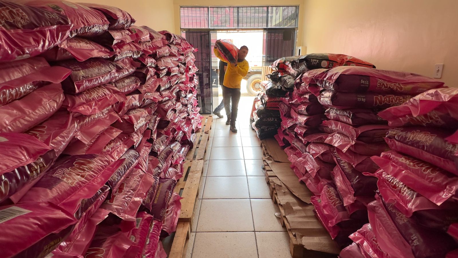Serão 18 toneladas de ração para cães e gatos que serão distribuídas através do chamamento público