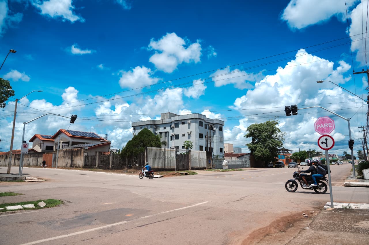Novos semáforos foram programados com temporização variável