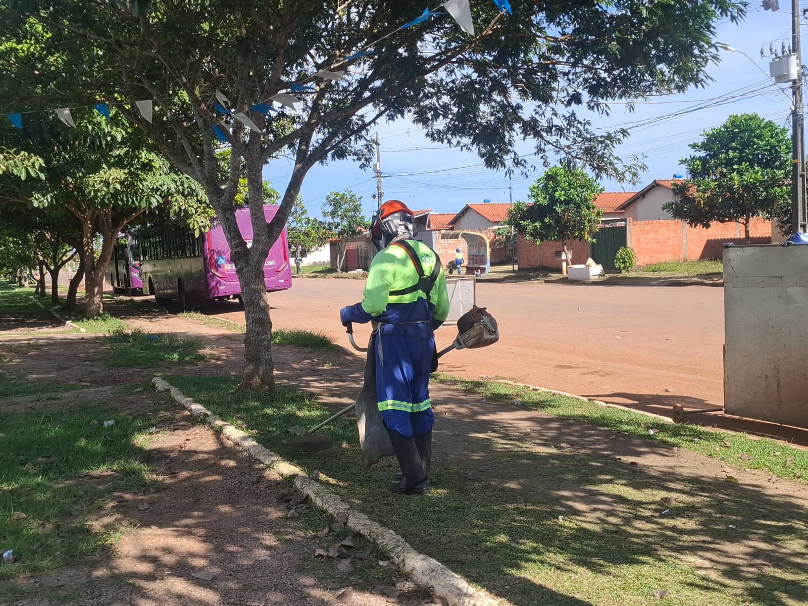 Trabalho é realizado pelas equipes de limpeza no condomínio popular Cristal da Calama
