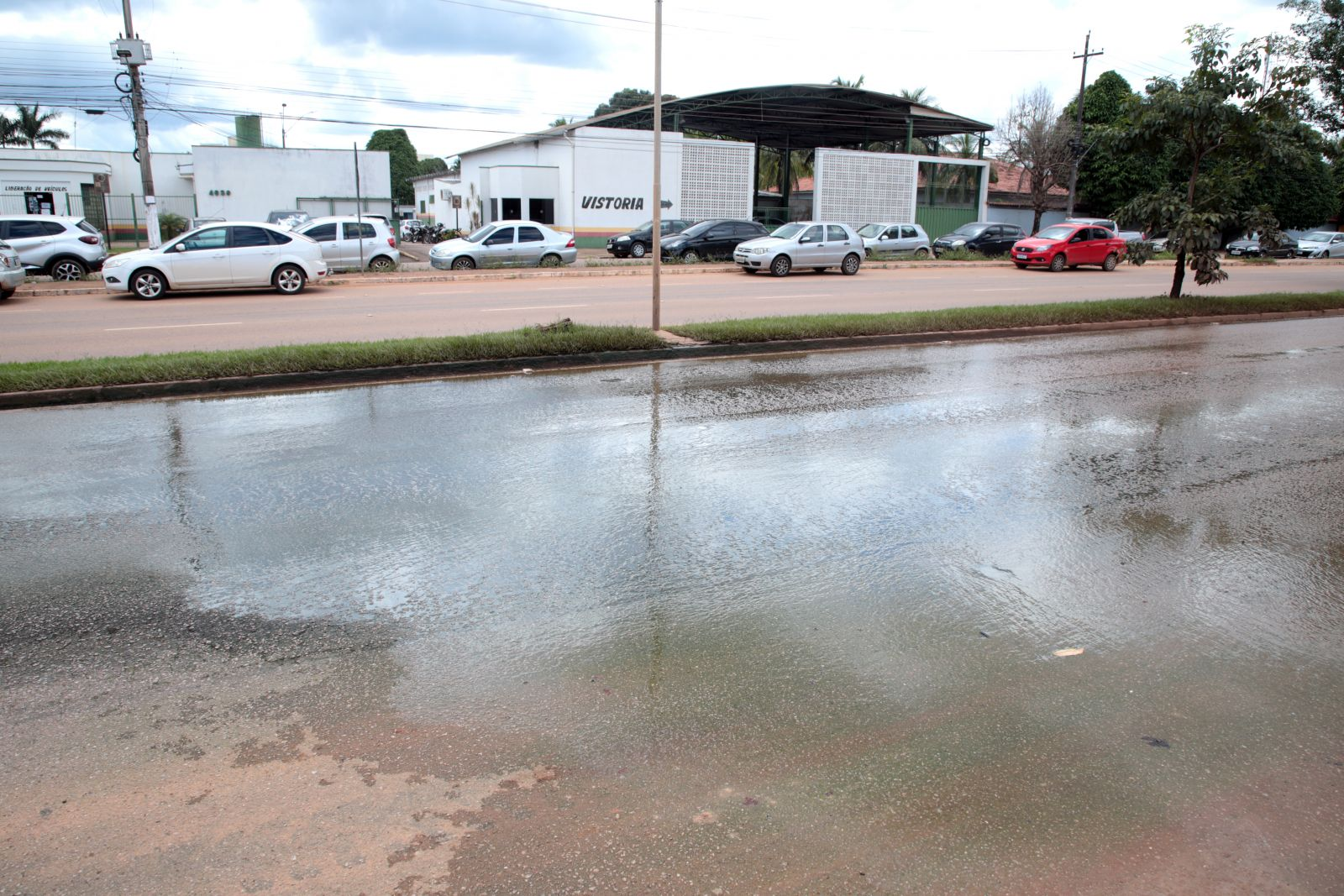 Rede de drenagem transborda com forte acumulo de águas servidas